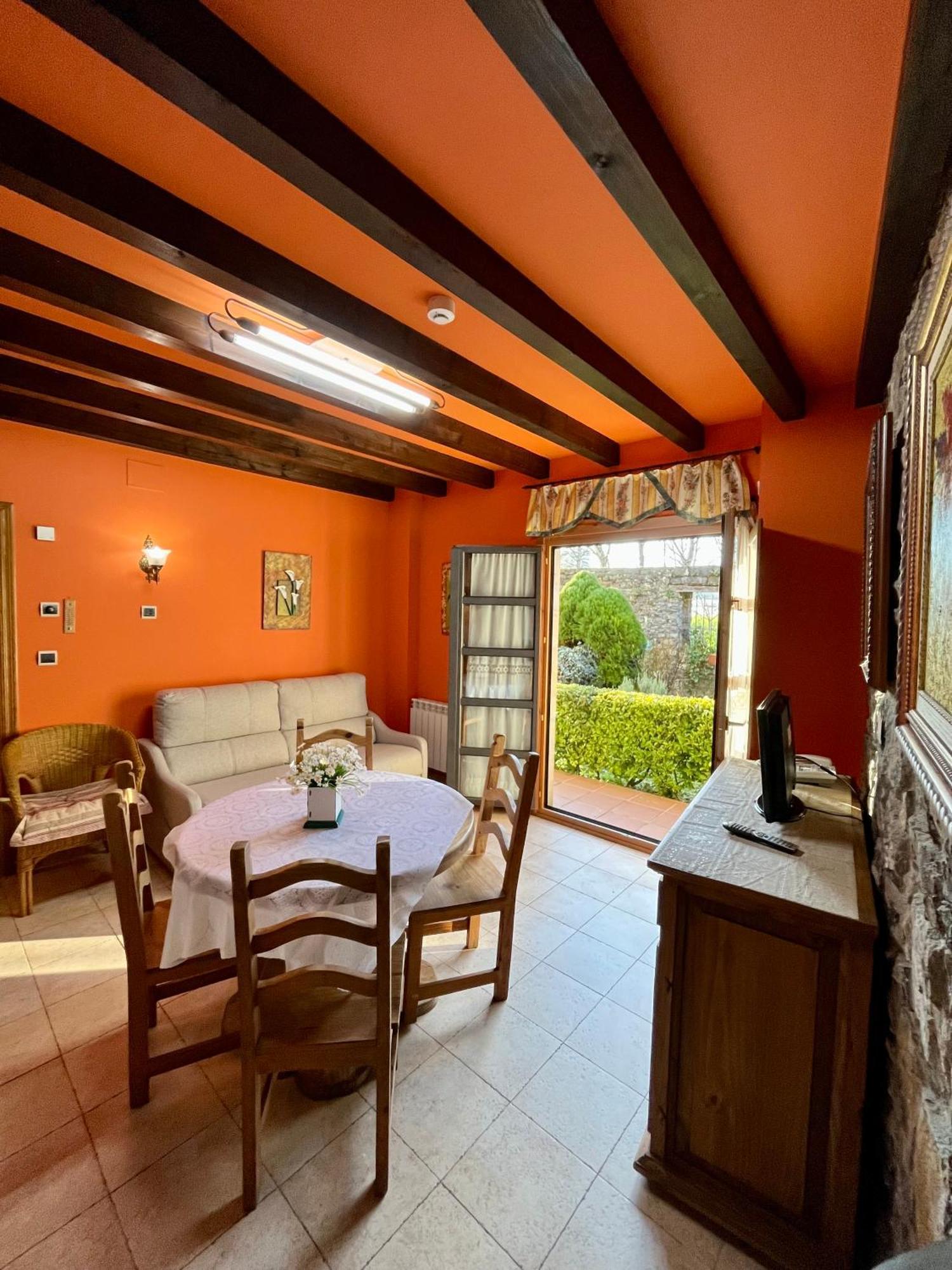 Apartamentos Turisticos Paseo De La Alameda Villaviciosa  Bagian luar foto