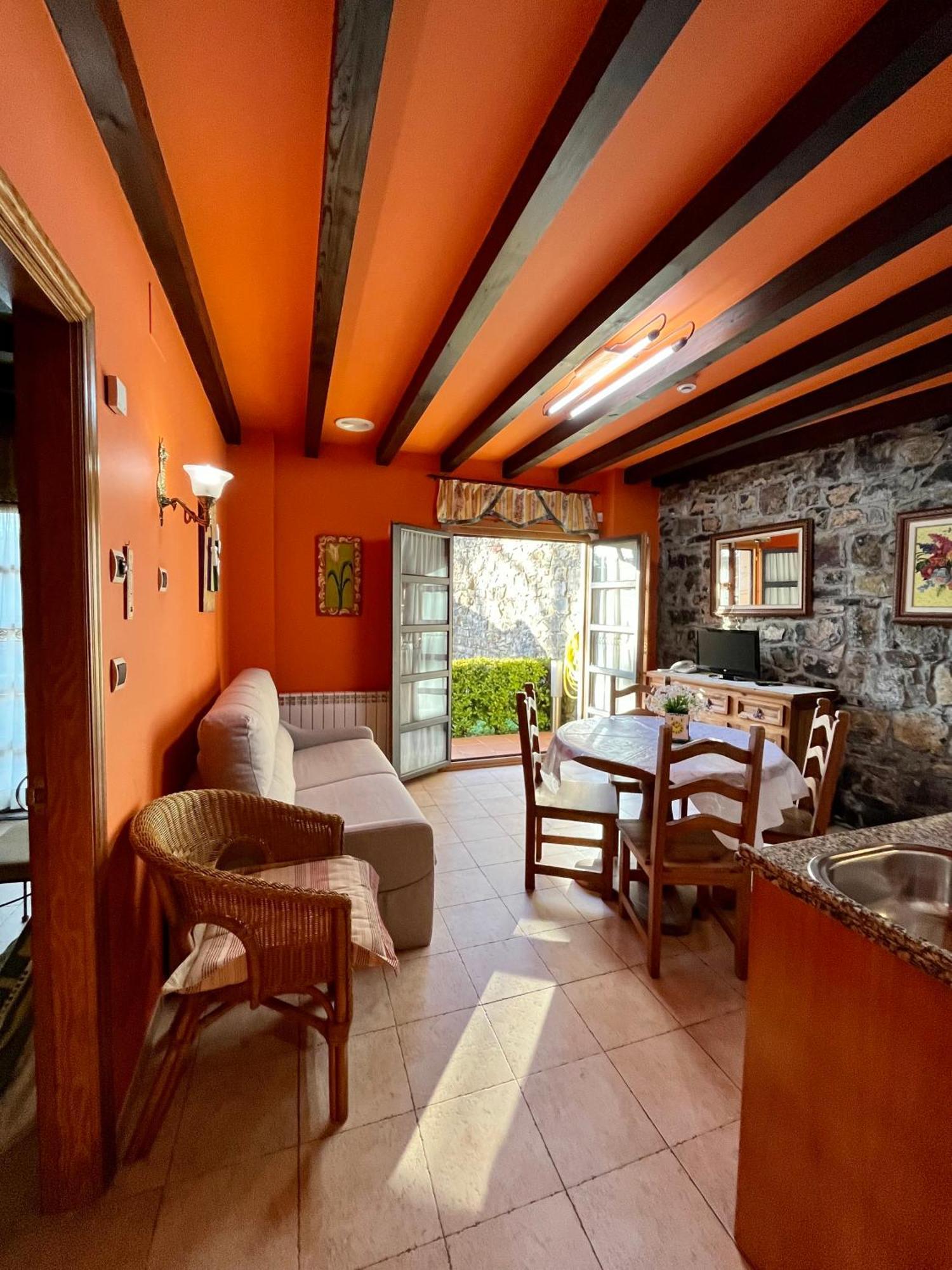 Apartamentos Turisticos Paseo De La Alameda Villaviciosa  Bagian luar foto