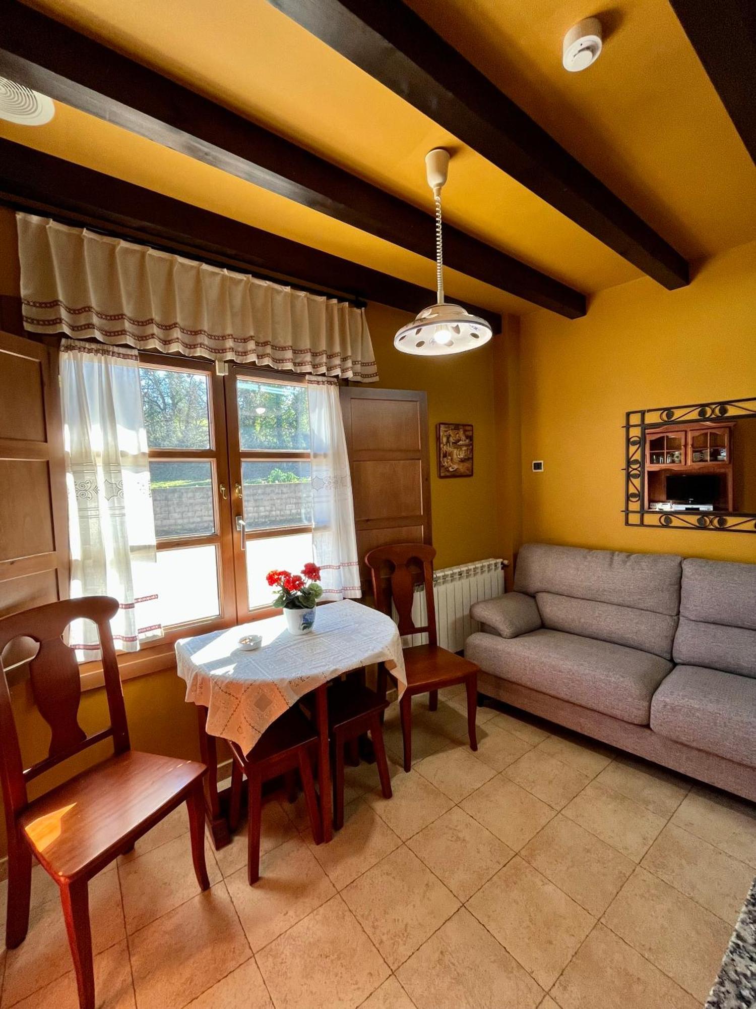 Apartamentos Turisticos Paseo De La Alameda Villaviciosa  Bagian luar foto